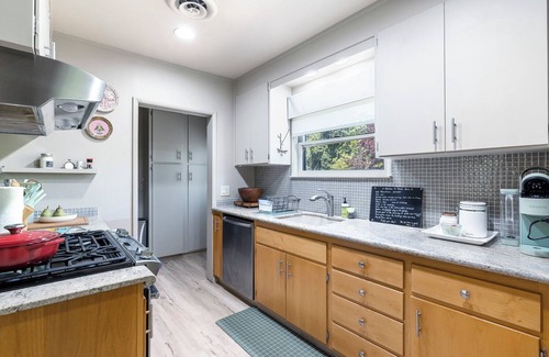 Fig Garden House | Iconic Old Fig Home - Amazing Yard w/BBQ & Firepit