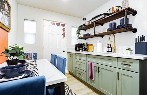 Arts District House | Iconic Star Motel: Private Suite Steps to Strip