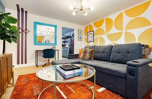 Arts District House | Iconic Star Motel: Private Suite Steps to Strip
