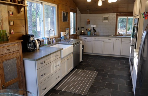 Woodstock House | Iconic Woodstock Home - Private, Walk to Town, Family & Pet friendly