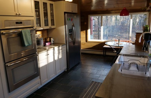 Woodstock House | Iconic Woodstock Home - Private, Walk to Town, Family & Pet friendly