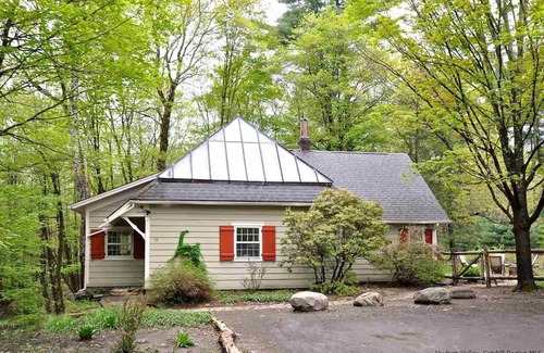 Woodstock House | Iconic Woodstock Home - Private, Walk to Town, Family & Pet friendly