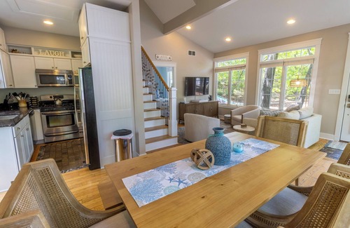 Michigan City House | Ideal Family Getaway, sleeps 6, golf cart included!