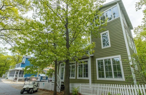 Michigan City House | Ideal Family Getaway, sleeps 6, golf cart included!