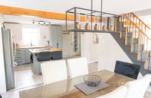 Desjardins House | Ideal for 1 or 2 families 3min to the ferry Well-equipped house Parking + Garden