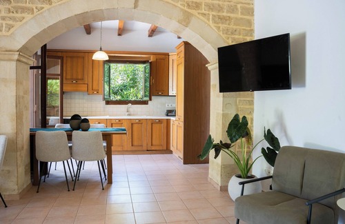 Vederi Villa | Ideal for Families Aloe Villa, Pool, sea View, Near Beaches, Restaurants, City