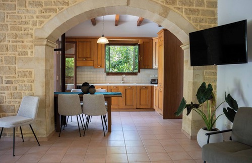 Vederi Villa | Ideal for Families Aloe Villa, Pool, sea View, Near Beaches, Restaurants, City