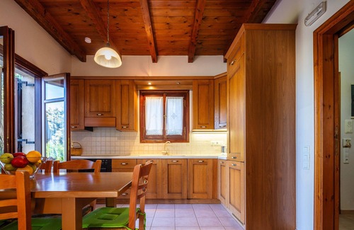Vederi Villa | Ideal for Families Aloe Villa, Pool, sea View, Near Beaches, Restaurants, City