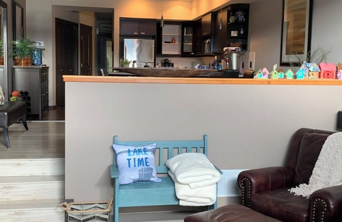 Scotch Creek House | Ideal lake home in a picturesque location 🏖 Sleep steps away from beach & water