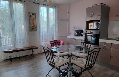 Bry-sur-Marne Cottage | Ideal LOCATION to visit Paris & Disney - very select setting with PARKING