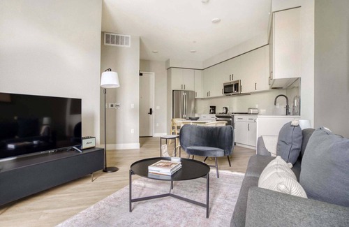 Sunnyvale West Apartment | Ideal Mountain View 1BR w/W/D, Pool & Gym, nr tech HQs, by Blueground