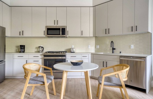 Sunnyvale West Apartment | Ideal Mountain View 1BR w/W/D, Pool & Gym, nr tech HQs, by Blueground