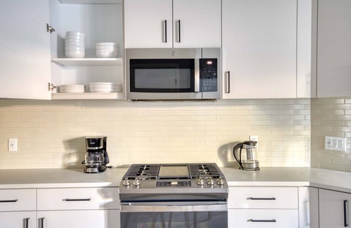 Sunnyvale West Apartment | Ideal Mountain View 1BR w/W/D, Pool & Gym, nr tech HQs, by Blueground