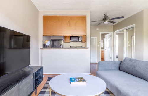 Sherman Oaks Apartment | Ideal Sherman Oaks 1BR w/Gym, Pool, walk to Ventura Blvd, by Blueground