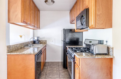 Sherman Oaks Apartment | Ideal Sherman Oaks 1BR w/Gym, Pool, walk to Ventura Blvd, by Blueground