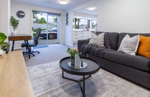 Burnside House | Ideal Studio Getaway – Close to the Airport