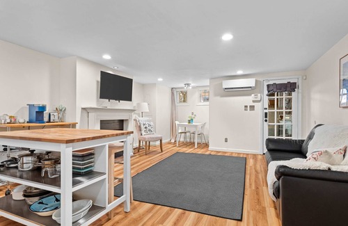 H Street Corridor Apartment | Ideally Located Urban Oasis Free Parking