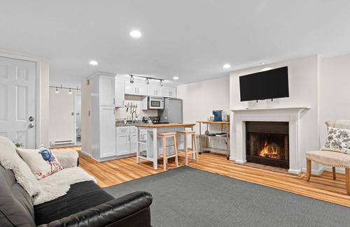 H Street Corridor Apartment | Ideally Located Urban Oasis Free Parking