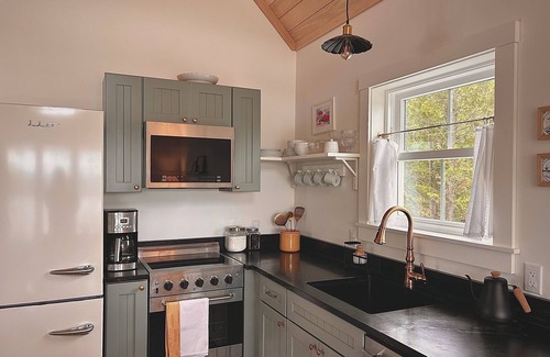 Mount Holly Cottage | Idlewild Cottage: A cozy lakeside cottage in Mount Holly, VT