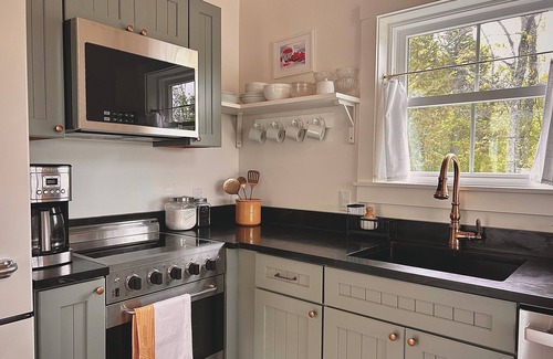 Mount Holly Cottage | Idlewild Cottage: A cozy lakeside cottage in Mount Holly, VT