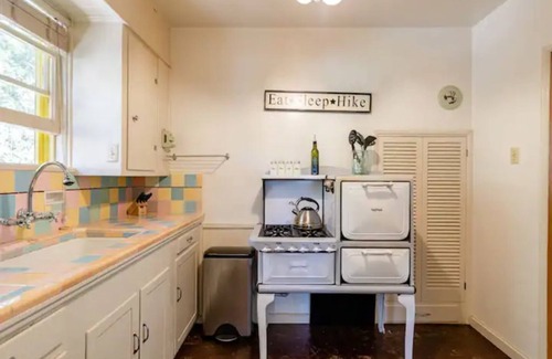 Idyllwild Cabin | IdyllAway Vintage Cabin - Kid Friendly Sledding Cul-de-Sac!