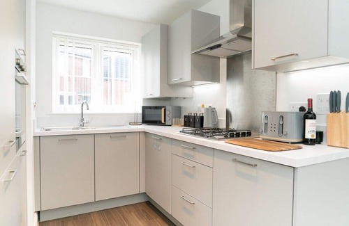 Peterborough House | Idyllic 3-bed home with Parking