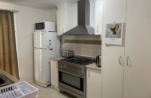 St Leonards House | Idyllic 3 bedroom holiday accommodation, short walk to beach.