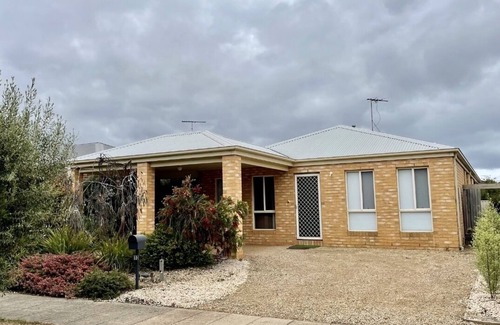 St Leonards House | Idyllic 3 bedroom holiday accommodation, short walk to beach.