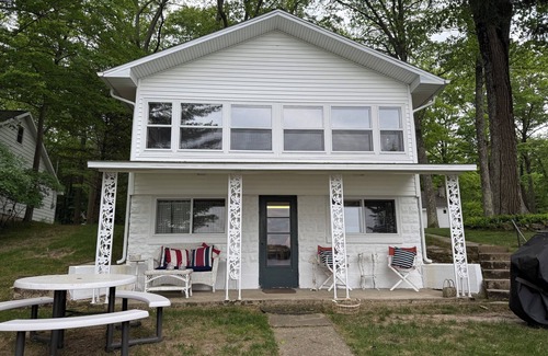 Fountain Cottage | Idyllic 3-Bedroom Lake Front Cottage on Ford Lake