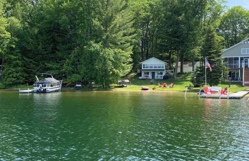 Fountain Cottage | Idyllic 3-Bedroom Lake Front Cottage on Ford Lake