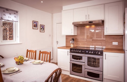 East Dean and Friston House | Idyllic Country Cottage Green Pastures