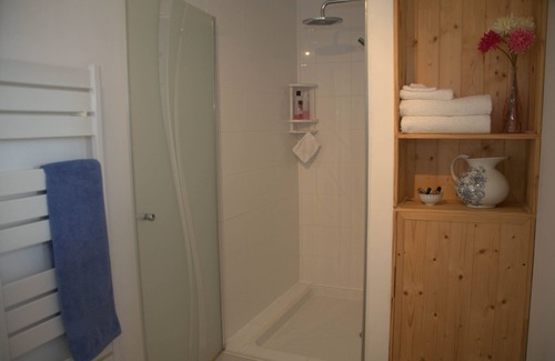 Loperec Apartment | Idyllic Country Location for couples, central, peaceful, 5 mins from shops, WIFI