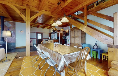 East Dorset House | Idyllic dog-friendly mountain retreat with firepit & balcony views - near skiing