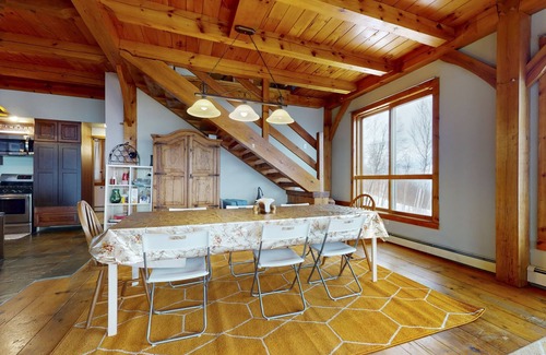 East Dorset House | Idyllic dog-friendly mountain retreat with firepit & balcony views - near skiing