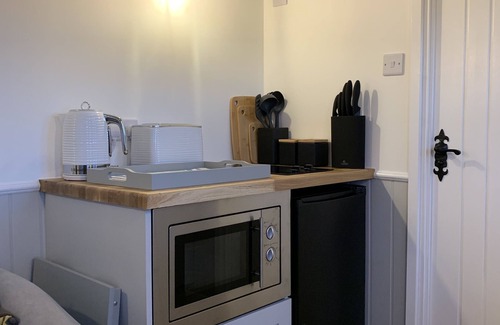Dereham Cabin | Idyllic rural Shepherds Hut in private wildflower meadow.