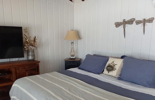Hatfield Point Cabin | Idyllic Waters Edge Bunkie