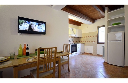Tresana Apartment | Il Borgo di Tresana Alessandro, free Wi-Fi, professional cleaning