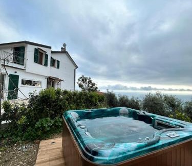 Latte House | Il mare tra gli olivi