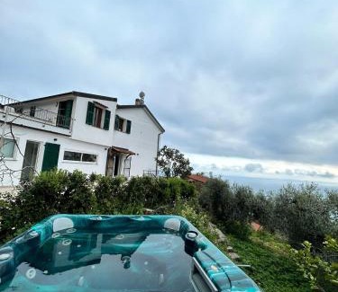 Latte House | Il mare tra gli olivi