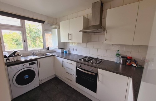 Newbury Park Apartment | ILFORD EAST LONDON BALCONY FLAT 2bed 2bath next to tube stop, ideal for tourists
