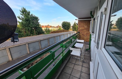 Newbury Park Apartment | ILFORD EAST LONDON BALCONY FLAT 2bed 2bath next to tube stop, ideal for tourists