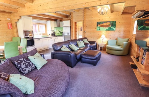 Louth Cottage | ILODGE 73, family friendly, with hot tub in Louth