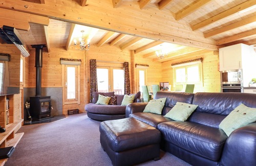 Louth Cottage | ILODGE 73, family friendly, with hot tub in Louth