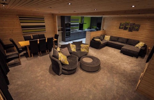 Kenwick House | iLodge Ultra - Luxury Log Cabin with Hot Tub, Sauna and Games Room🏡