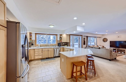 Quandary Village Cabin | Imagine FREE DOGS! Ideal for Large Group with Hot Tub, BBQ, Wildlife & Views - 7TH Night FREE!