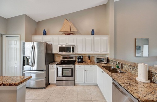 Ole Condo | Immaculate 2 Bed/2 Bath Resort Condo in Naples. Close to Marco Island!