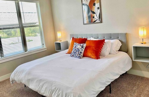 College Station Apartment | Immaculate Apartment w/King Bed &Resort Style Pool