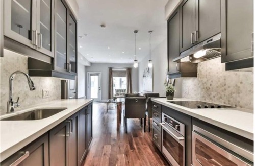 Lawrence Park Villa | Immaculate Executive Townhouse