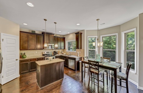 Ellenwood House | Immaculate home in Atlanta Near the Airport/w private bathrooms Big smart TVs