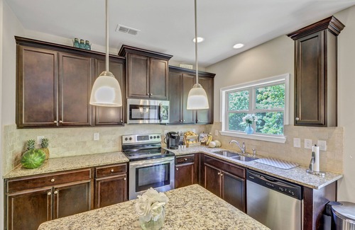 Ellenwood House | Immaculate home in Atlanta Near the Airport/w private bathrooms Big smart TVs